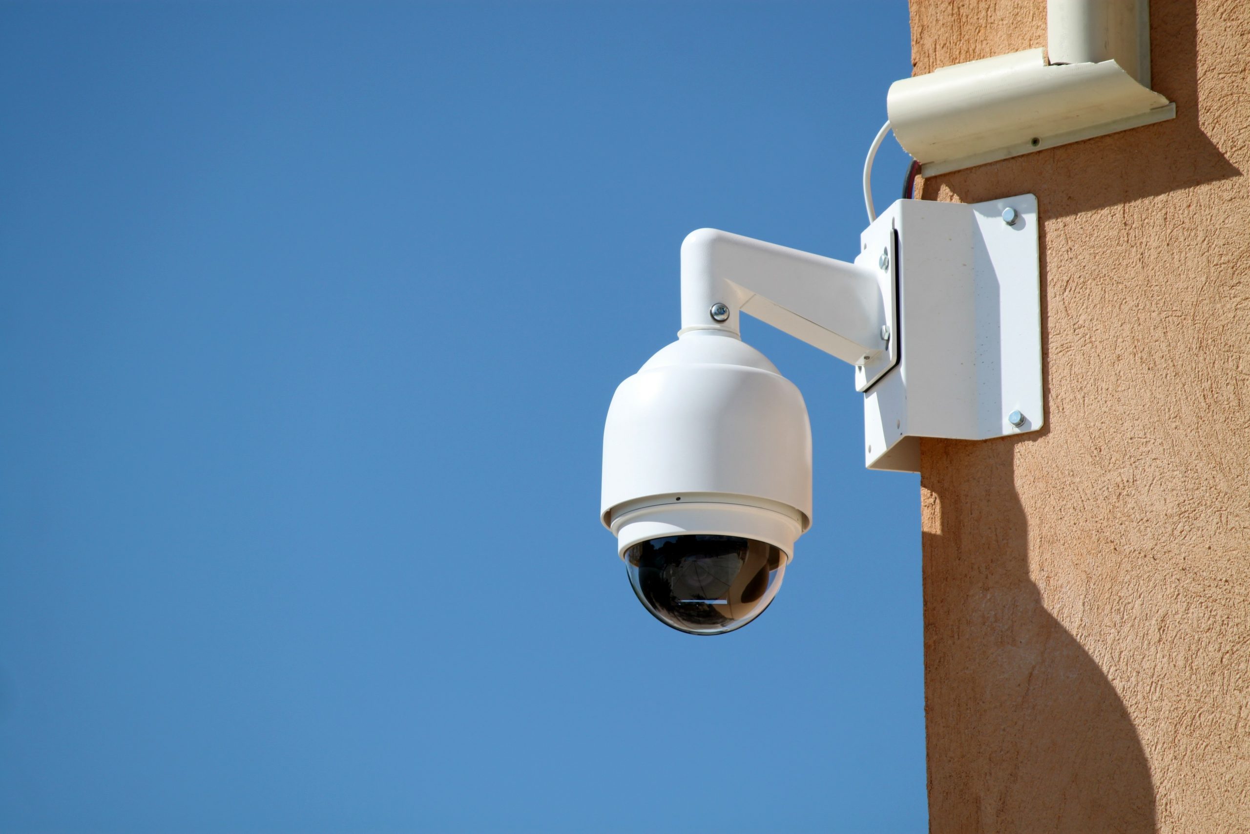 Caméra de surveillance sur un bâtiment public